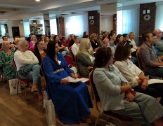 kilkudziesięciu, siedzących na krzesłach w sali konferencyjnej, widzianych z boku uczestników szkolenia, Toruń, 25-27 września 2023 r.